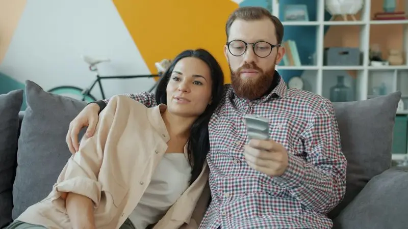 Pareja en su casa con el seguro de hogar y vida de Novasur